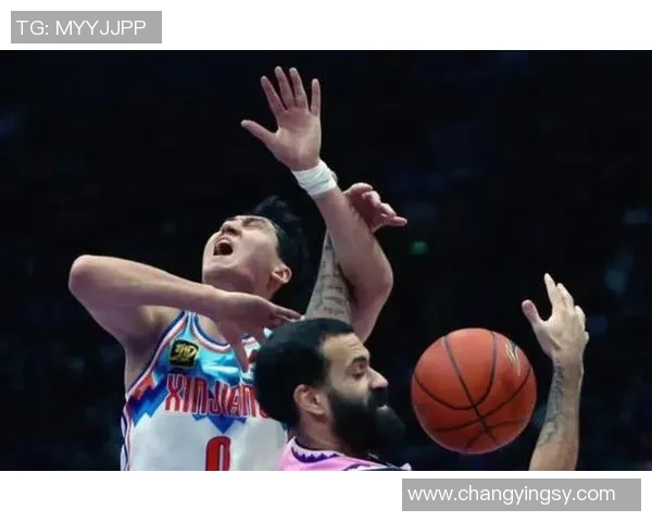 姚明在比赛中遭遇对手盖帽瞬间引发球迷热议与讨论